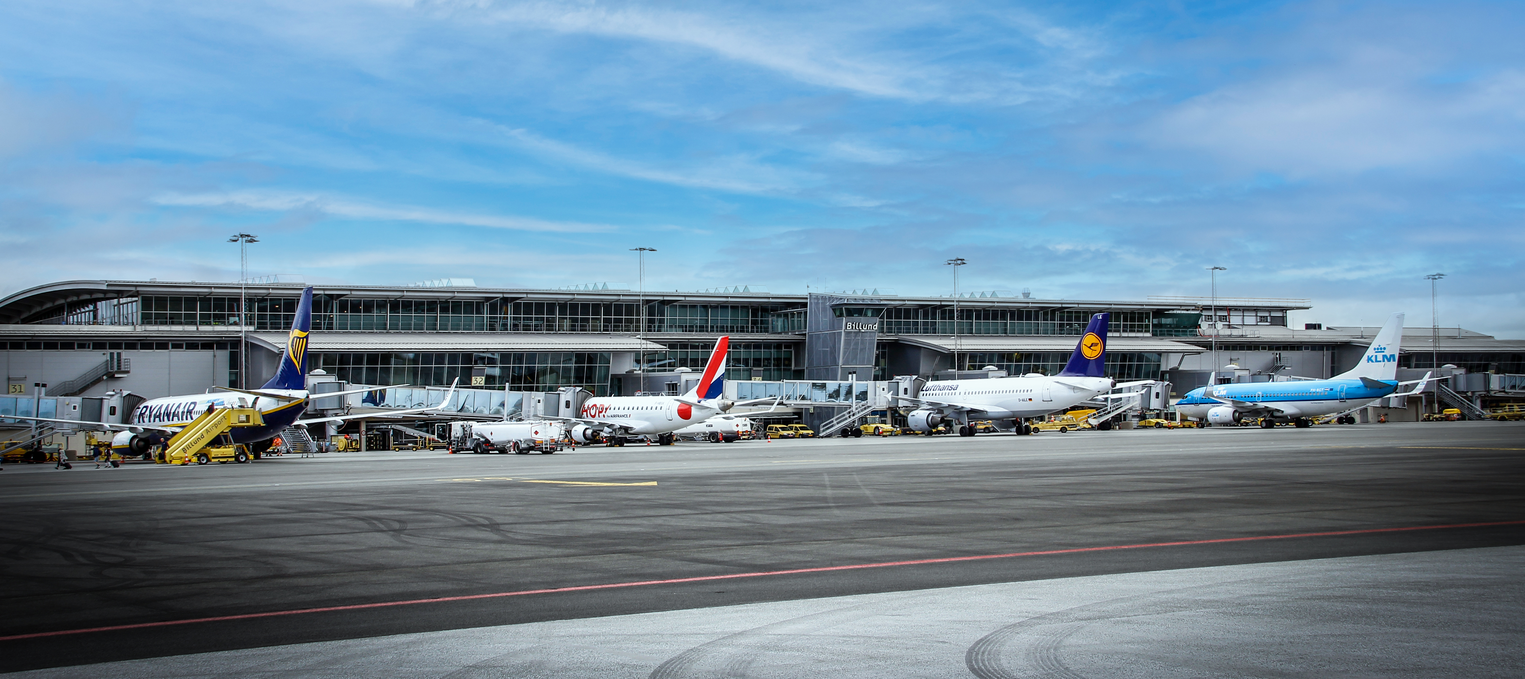 02 Maj 2019 Forplads Forskellige Fly Billund Logo Henrik Meisel Blaa Himmel