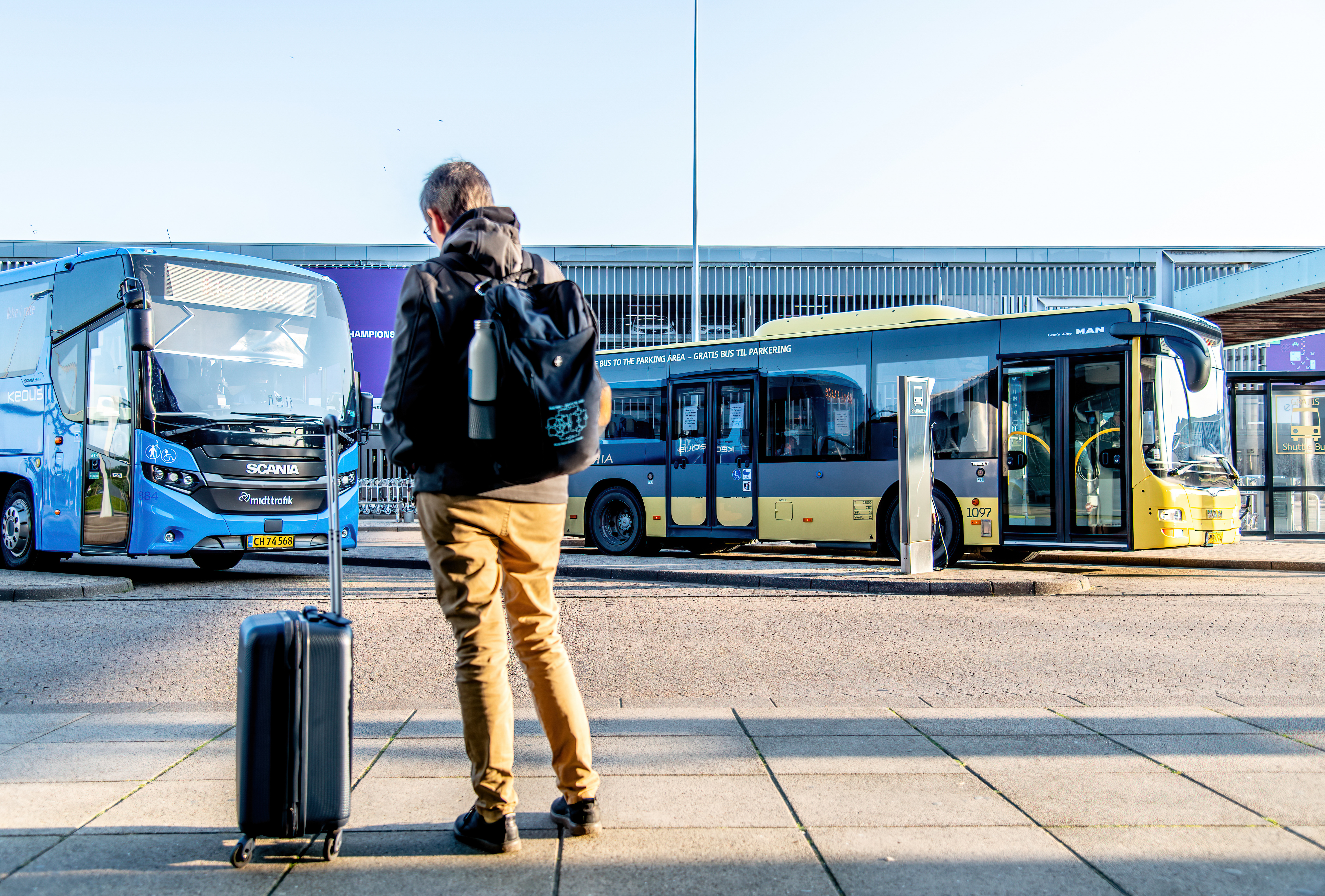 27 Aug 2021 Indgang Busholdeplads Person Venter Oliver Kielstrup